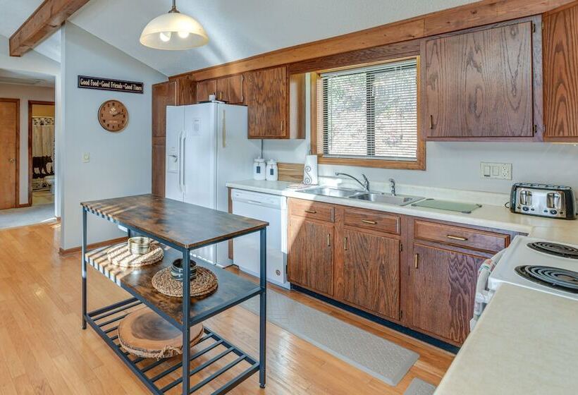 Maggie Valley Mountain Escape W/ Fireplace & Deck!