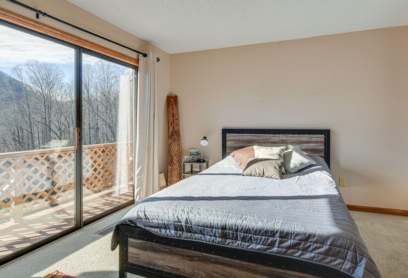 Maggie Valley Mountain Escape W/ Fireplace & Deck!