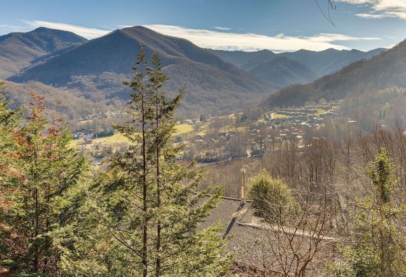 Maggie Valley Mountain Escape W/ Fireplace & Deck!