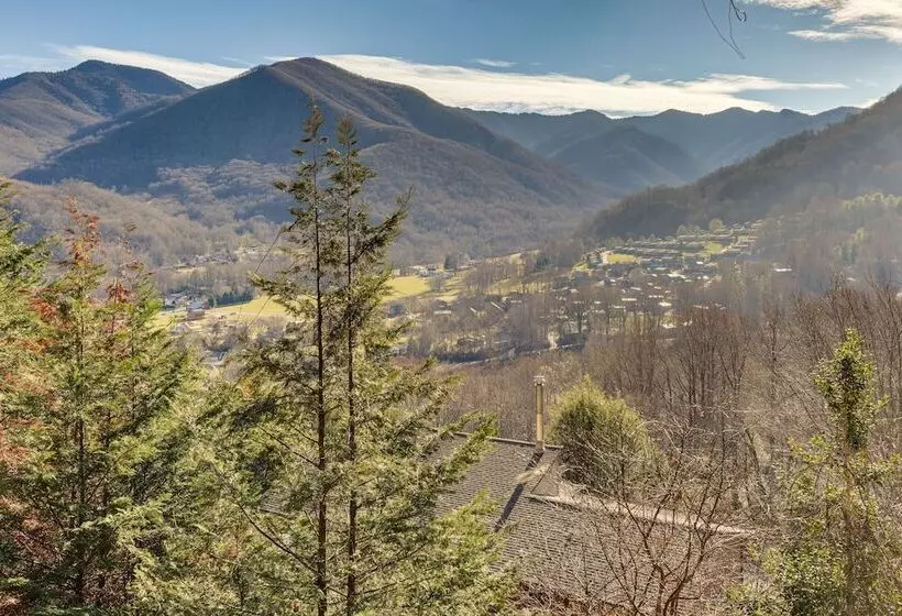 Maggie Valley Mountain Escape W/ Fireplace & Deck!