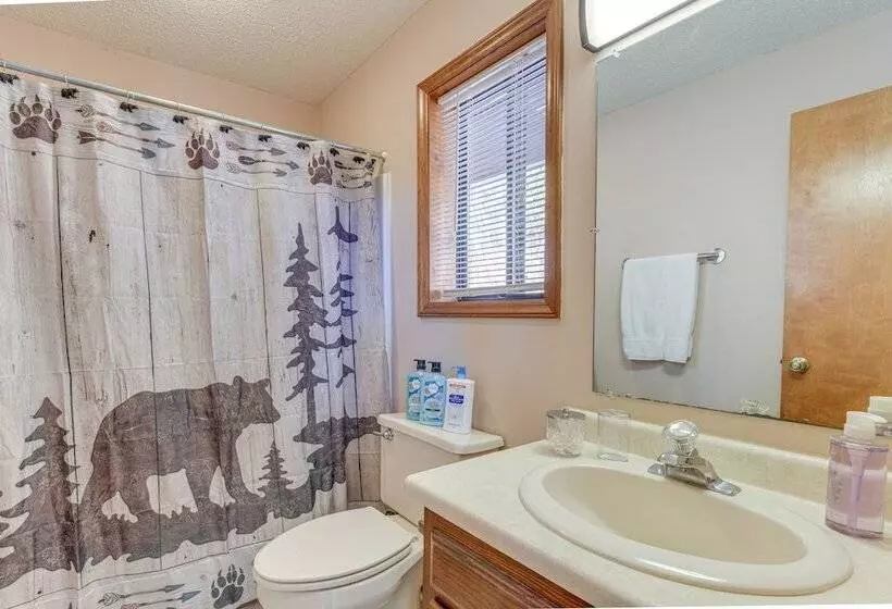 Maggie Valley Mountain Escape W/ Fireplace & Deck!