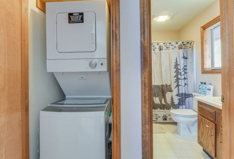 Maggie Valley Mountain Escape W/ Fireplace & Deck!