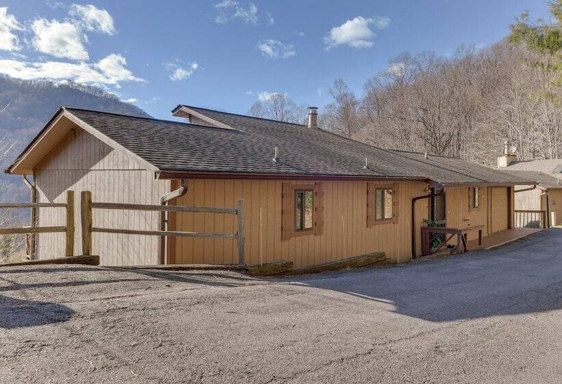 Maggie Valley Mountain Escape W/ Fireplace & Deck!