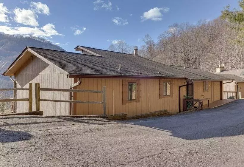 Maggie Valley Mountain Escape W/ Fireplace & Deck!