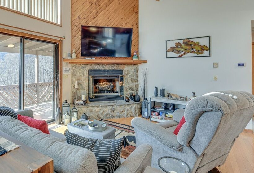 Maggie Valley Mountain Escape W/ Fireplace & Deck!
