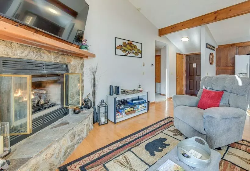Maggie Valley Mountain Escape W/ Fireplace & Deck!