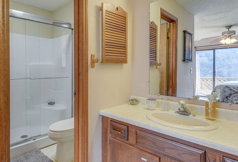 Maggie Valley Mountain Escape W/ Fireplace & Deck!