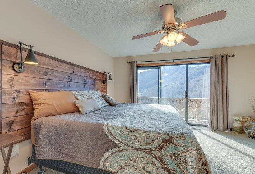 Maggie Valley Mountain Escape W/ Fireplace & Deck!