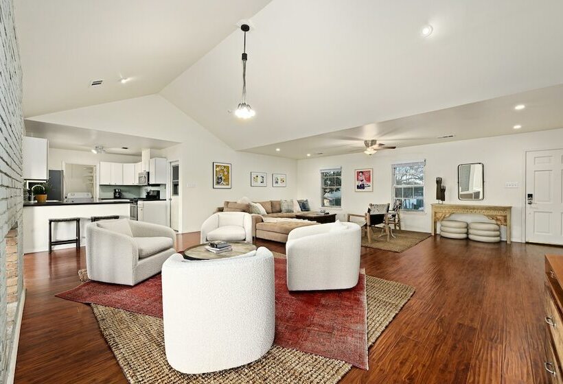 Modern Home W/ Spectacular Views, Near Downtown!