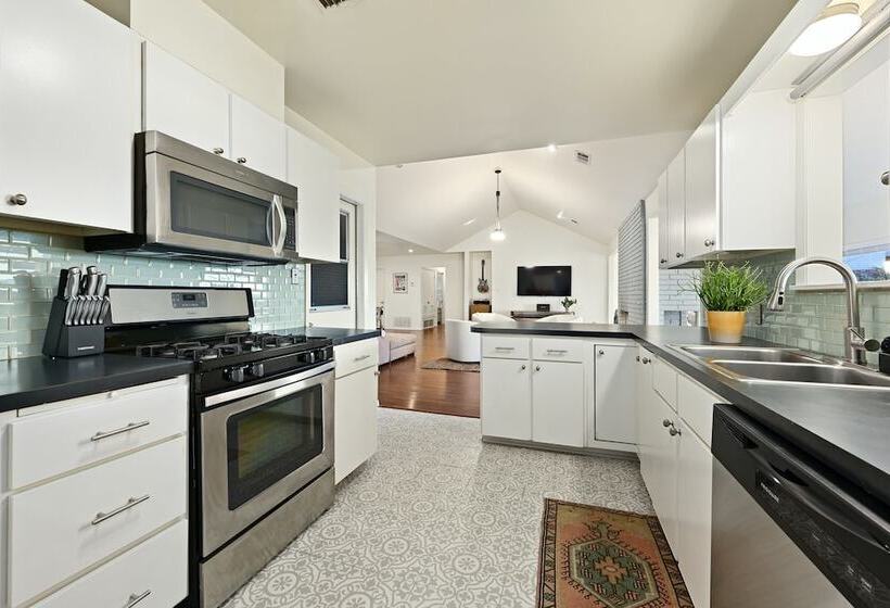 Modern Home W/ Spectacular Views, Near Downtown!