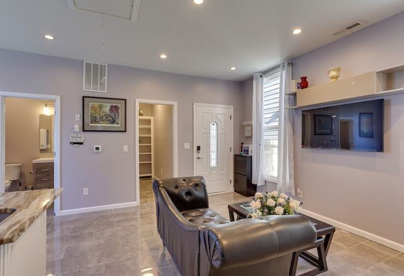 8 Mi To Louisville: New Albany Home W/ Grill!