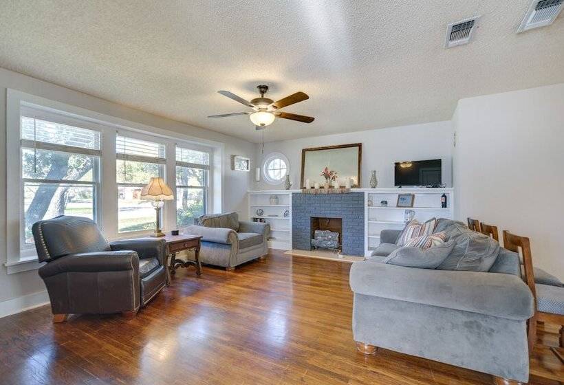 Pet Friendly Brady Vacation Home Near Wineries!