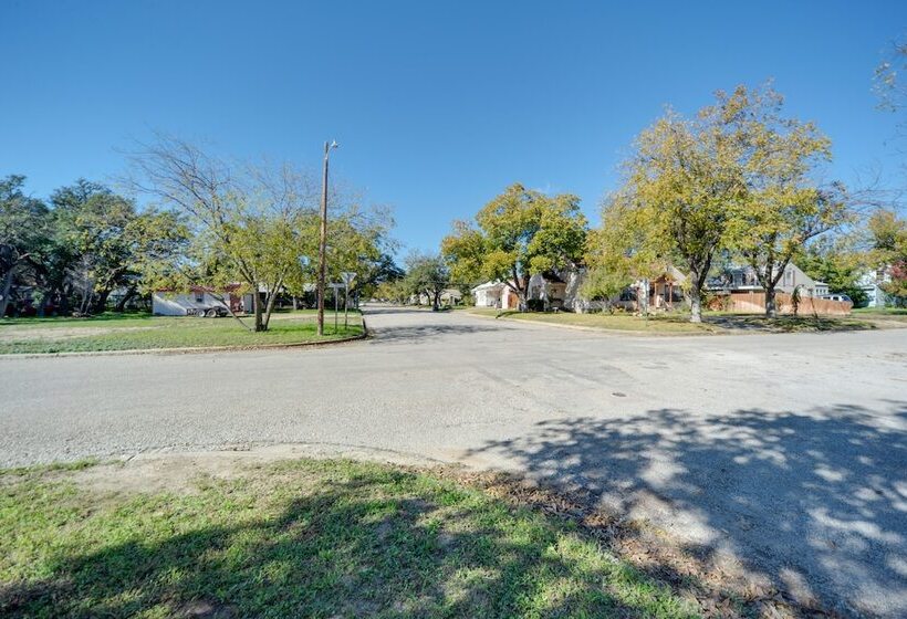 Pet Friendly Brady Vacation Home Near Wineries!