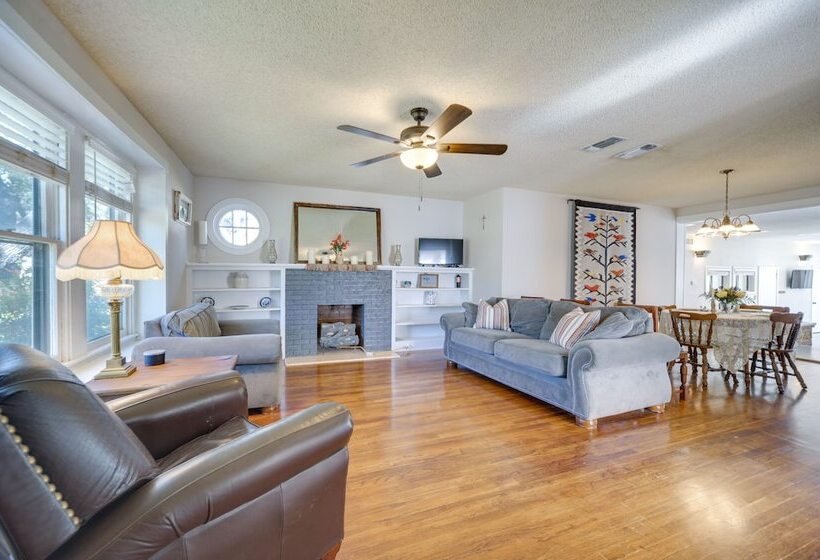 Pet Friendly Brady Vacation Home Near Wineries!