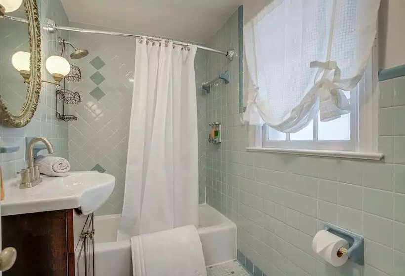 Pet Friendly Cambridge Home   Walk To River!