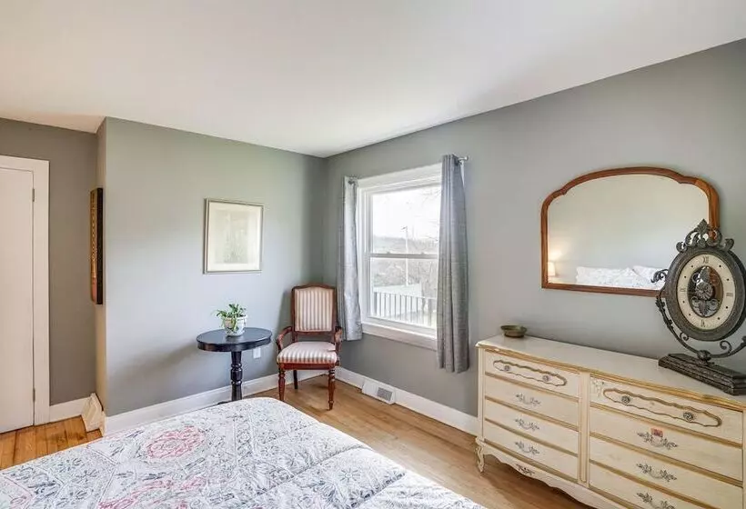 Renovated Chatham Home ~ Half Mi To Downtown!