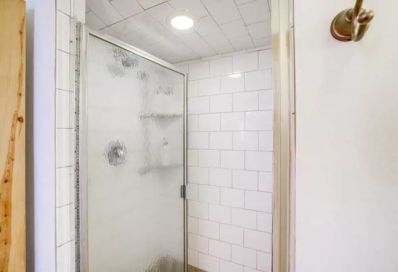 Renovated Chatham Home ~ Half Mi To Downtown!