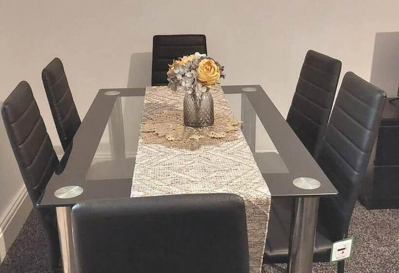 إقامة 4 Bed House In Accrington