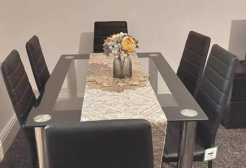 Residenssi 4 Bed House In Accrington