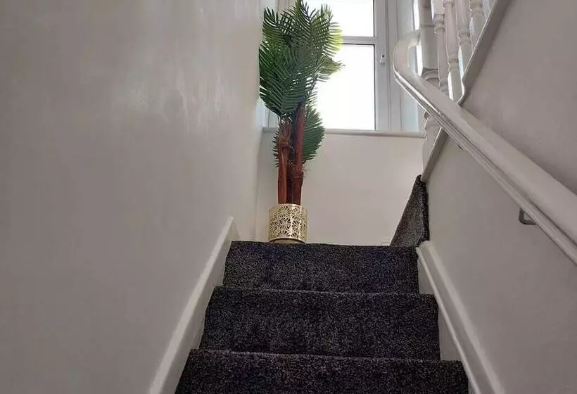 Residenssi 4 Bed House In Accrington