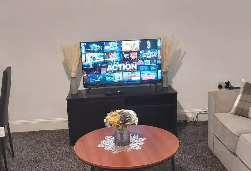 Residenssi 4 Bed House In Accrington