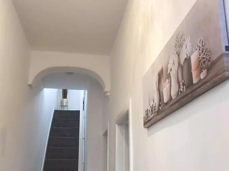 Residenssi 4 Bed House In Accrington