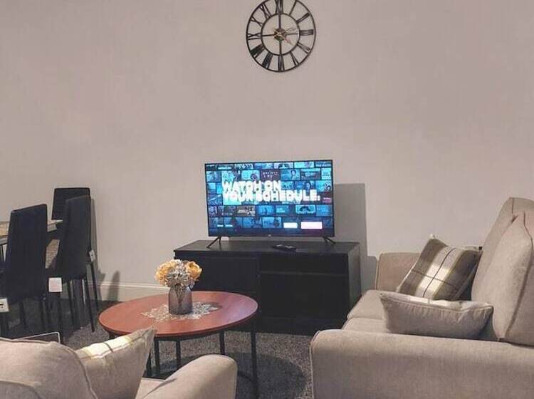 إقامة 4 Bed House In Accrington