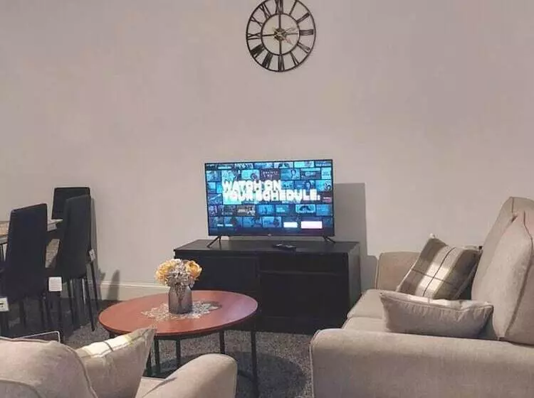 Residenssi 4 Bed House In Accrington