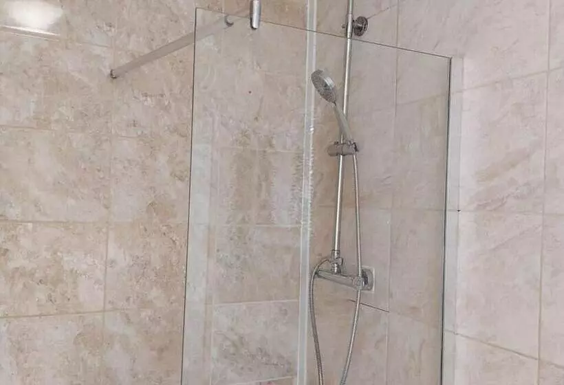 Residenssi 4 Bed House In Accrington