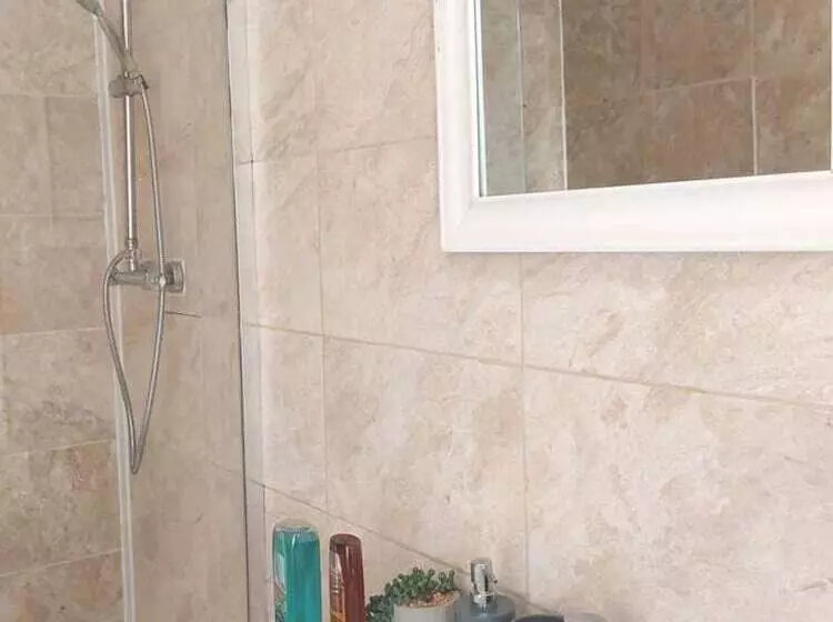 Residenssi 4 Bed House In Accrington