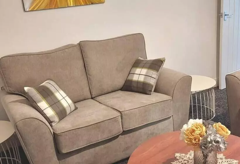 Residenssi 4 Bed House In Accrington