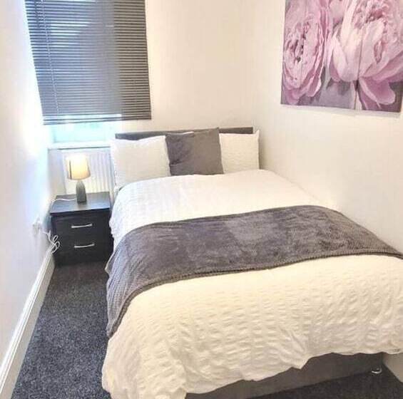 إقامة 4 Bed House In Accrington