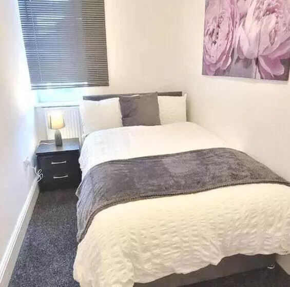 Residenssi 4 Bed House In Accrington