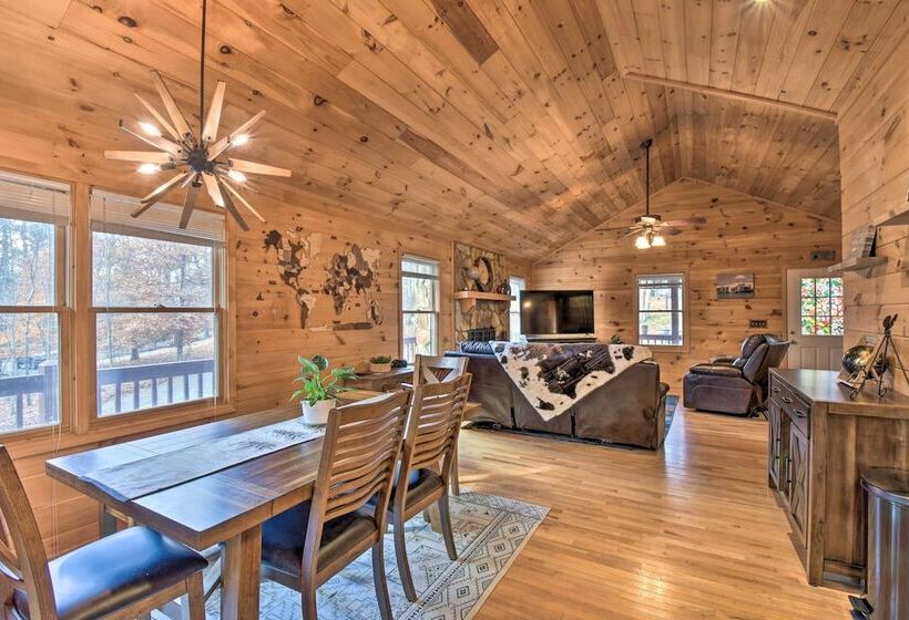 Resort Cabin W/ Hot Tub ~ 4 Miles To Downtown!