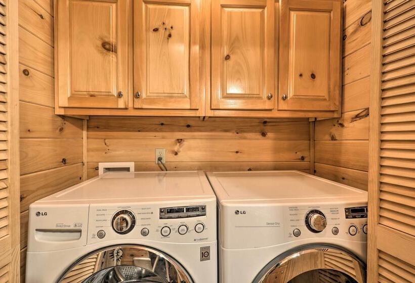 Resort Cabin W/ Hot Tub ~ 4 Miles To Downtown!