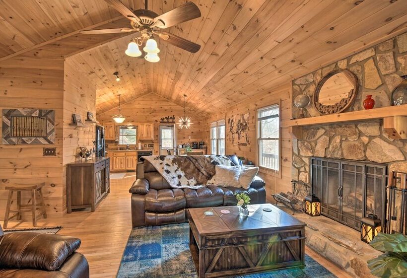 Resort Cabin W/ Hot Tub ~ 4 Miles To Downtown!