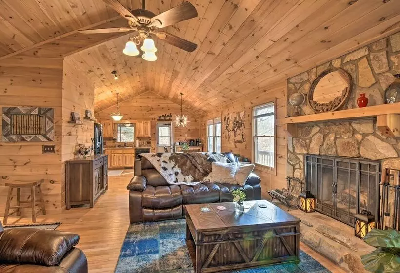 Resort Cabin W/ Hot Tub ~ 4 Miles To Downtown!
