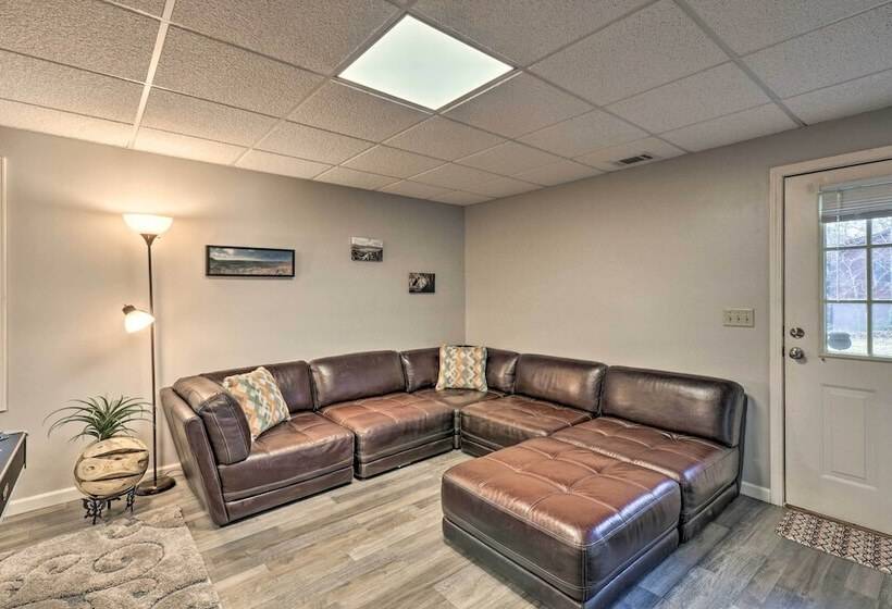 Resort Cabin W/ Hot Tub ~ 4 Miles To Downtown!