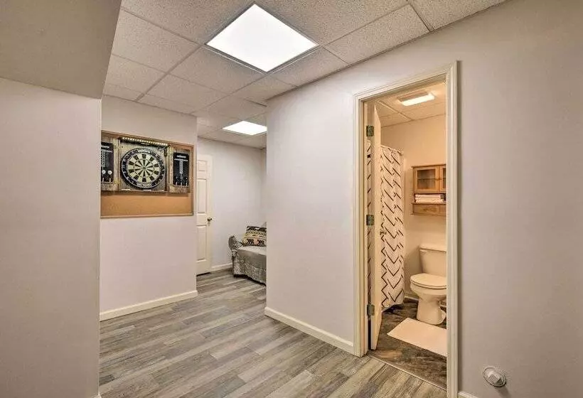 Resort Cabin W/ Hot Tub ~ 4 Miles To Downtown!