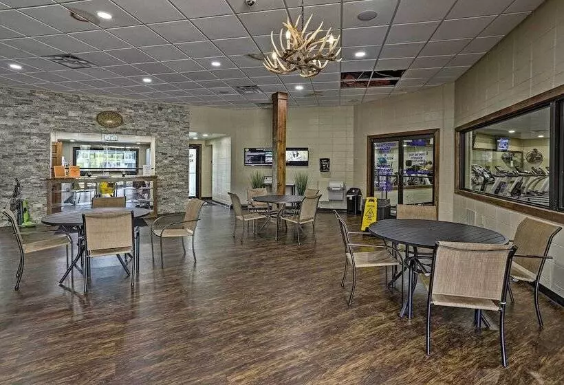 Resort Cabin W/ Hot Tub ~ 4 Miles To Downtown!