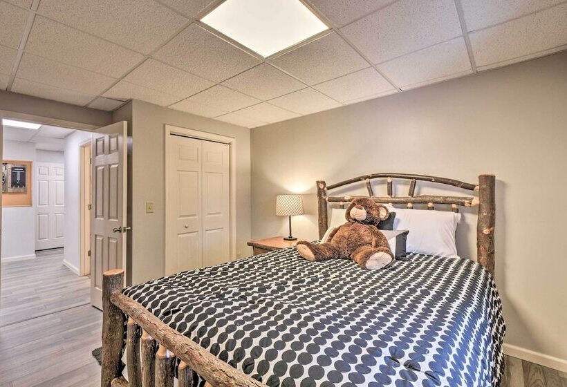 Resort Cabin W/ Hot Tub ~ 4 Miles To Downtown!