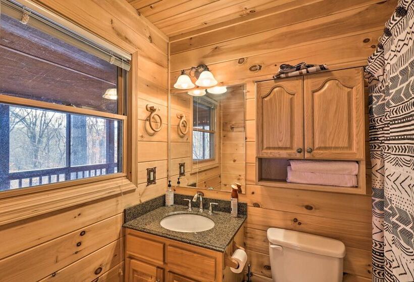 Resort Cabin W/ Hot Tub ~ 4 Miles To Downtown!