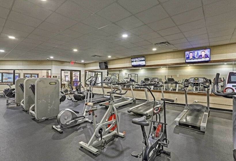 Resort Cabin W/ Hot Tub ~ 4 Miles To Downtown!