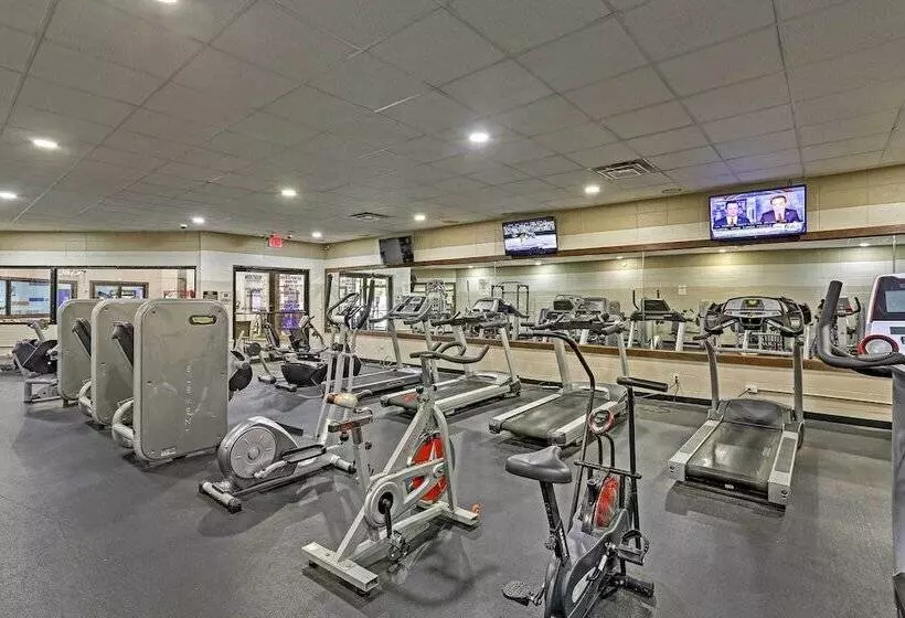 Resort Cabin W/ Hot Tub ~ 4 Miles To Downtown!