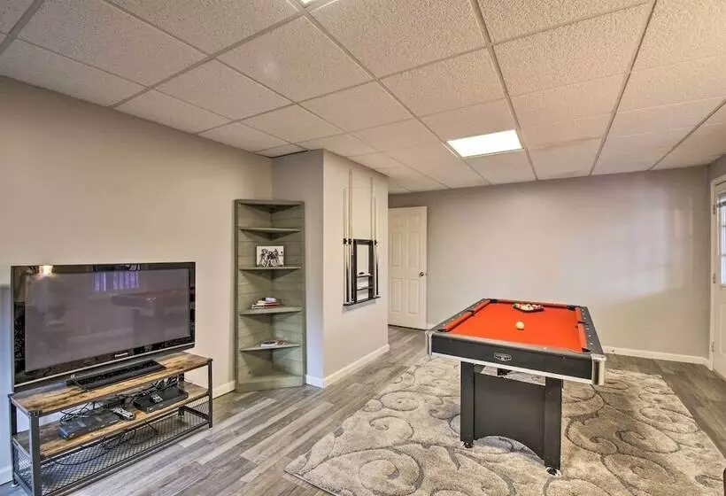 Resort Cabin W/ Hot Tub ~ 4 Miles To Downtown!