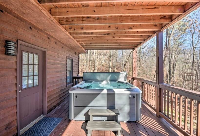 Resort Cabin W/ Hot Tub ~ 4 Miles To Downtown!