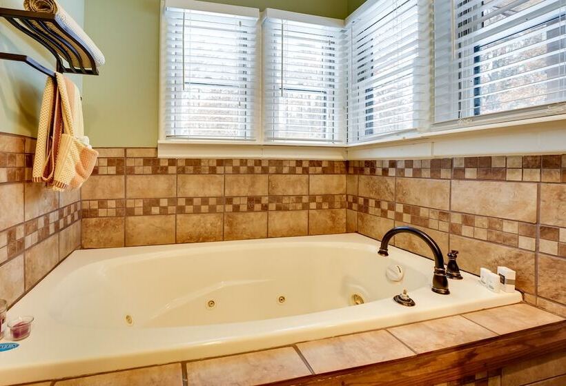 Riverfront Luther Cottage W/ Year Round Trail!