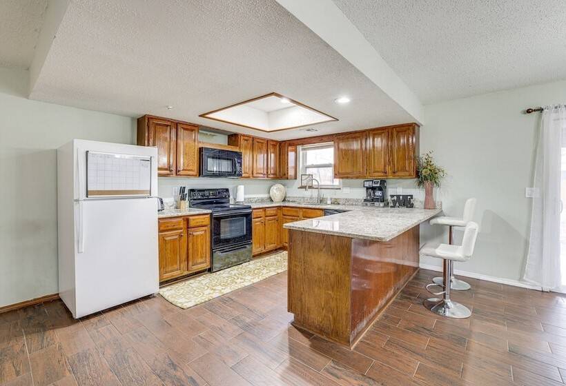 Rogers Vacation Home W/ Yard: 5 Mi To Bentonville