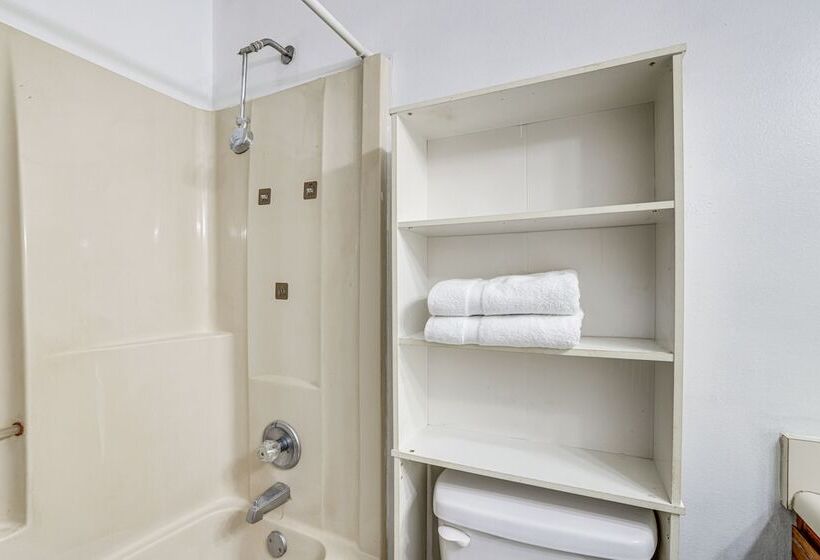 Rogers Vacation Home W/ Yard: 5 Mi To Bentonville