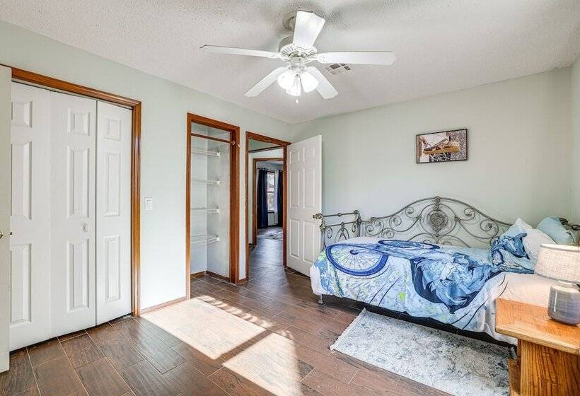 Rogers Vacation Home W/ Yard: 5 Mi To Bentonville